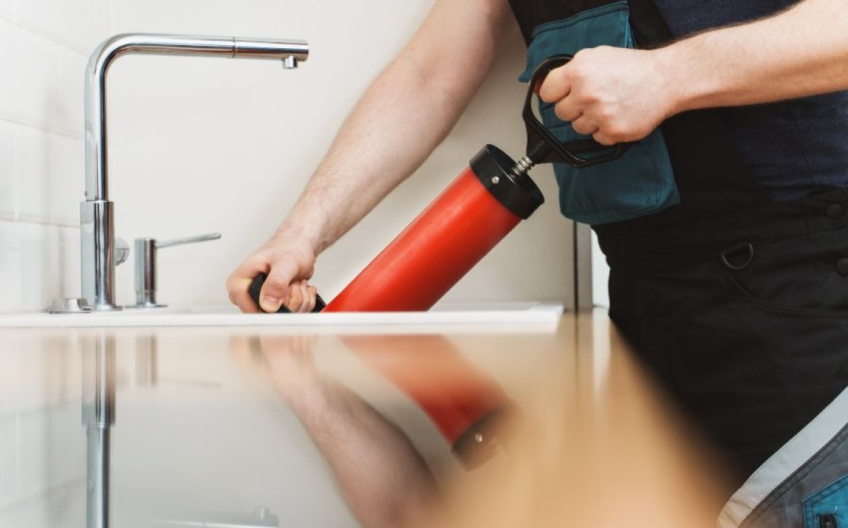 Como desentupir a pia da cozinha?